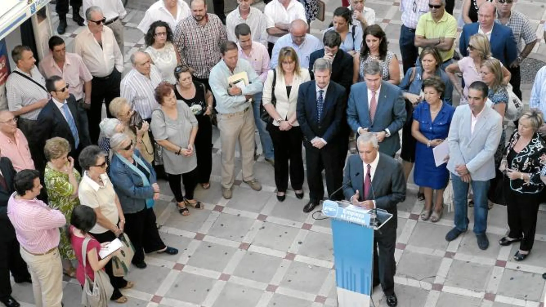 Javier Arenas, aseguró ayer que los cien días de gobierno de los ayuntamientos populares de Andalucía suponen un «brote verde y el inicio de la confianza».