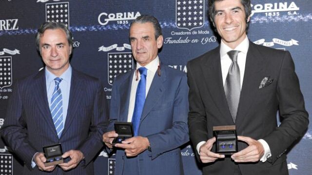 (De Izda. a dcha.), Sanz, Conde y Fernández con sus galardones
