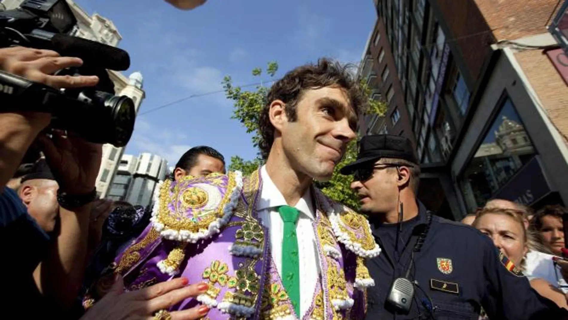 José Tomás a la entrada a la plaza