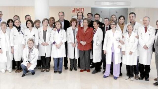 El presidente Camps y la alcaldesa Barberá posaron junto a parte del equipo médico responsable del traslado a la nueva Fe