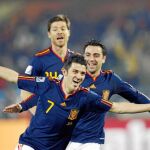Xavi, Xabi Alonso, Torres, Capdevila y Busquets persiguen a Villa tras el primer gol