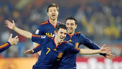 Xavi, Xabi Alonso, Torres, Capdevila y Busquets persiguen a Villa tras el primer gol