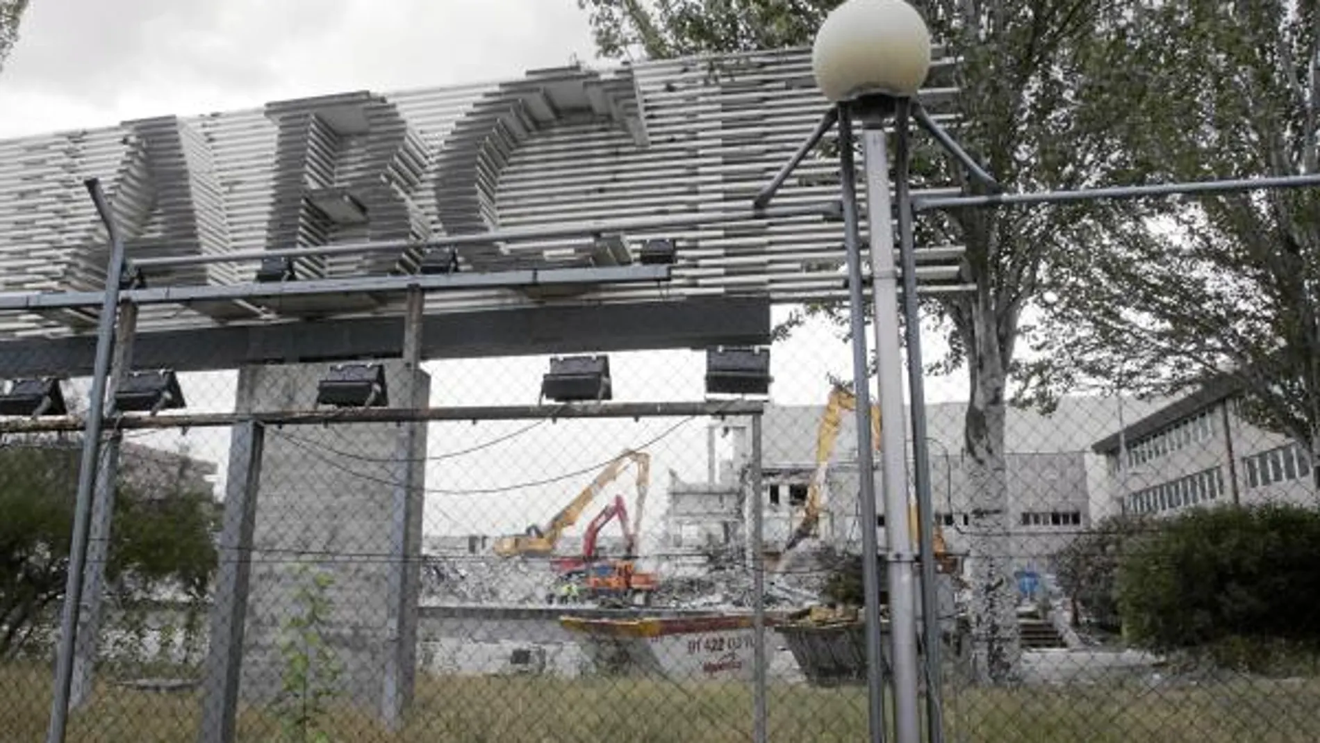 Entre 2008 y 2010, el Grupo Vocento ingresó por ventas de activos (terrenos de «ABC» y participación en «Telecinco»), así como por dividendos, un total de 287,70 millones de euros. En la imagen, derribos en la parcela vendida