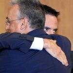 Agustín Navarro y José Bañuls se abrazan en el pleno de la moción