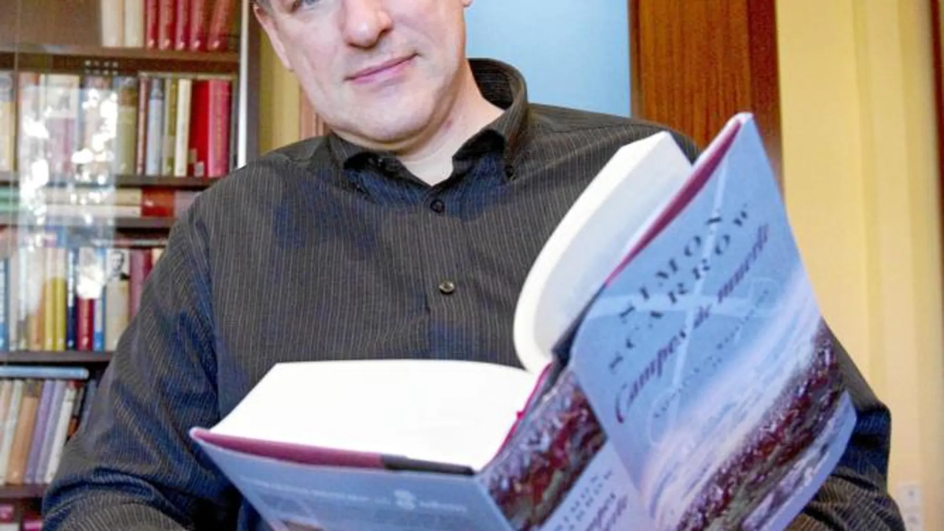 Simon Scarrow en la sede de la editorial Edhasa durante su visita a Barcelona