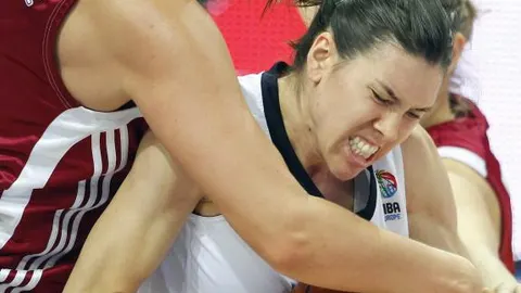 La lucha por la pelota fue intensa