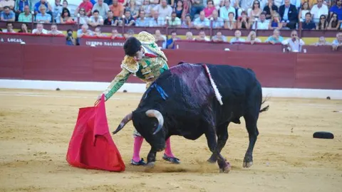 Talavante se estira en un derechazo ante uno de sus astados