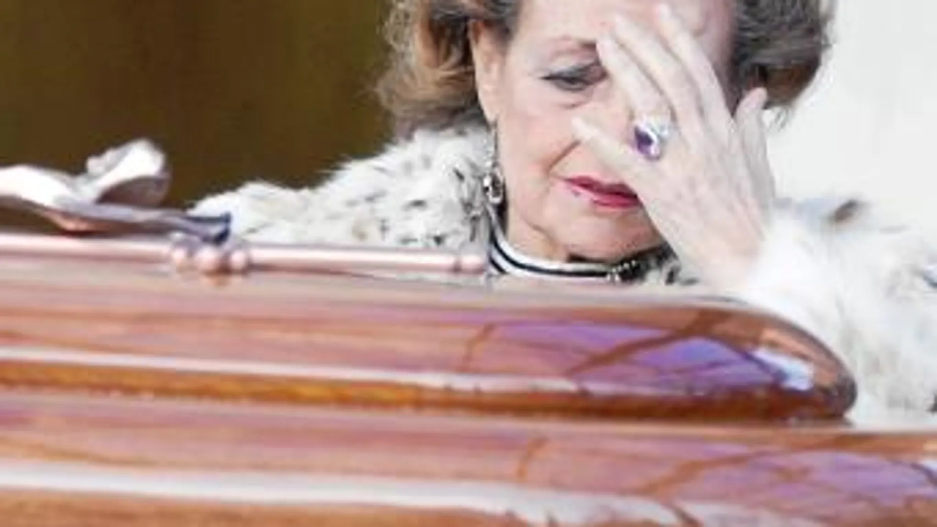Carmen Sevilla se derrumba en el adiós a Algueró