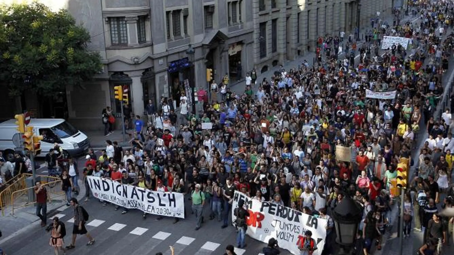 Los «indignados», dirigiéndose hacia la plaza de Sant Jaume