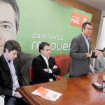 El candidato del PSOE, Juan Espadas, rodeado de sus compañeros de filas David Guevara, Alberto Moriñas y Juan Carlos Cabrera