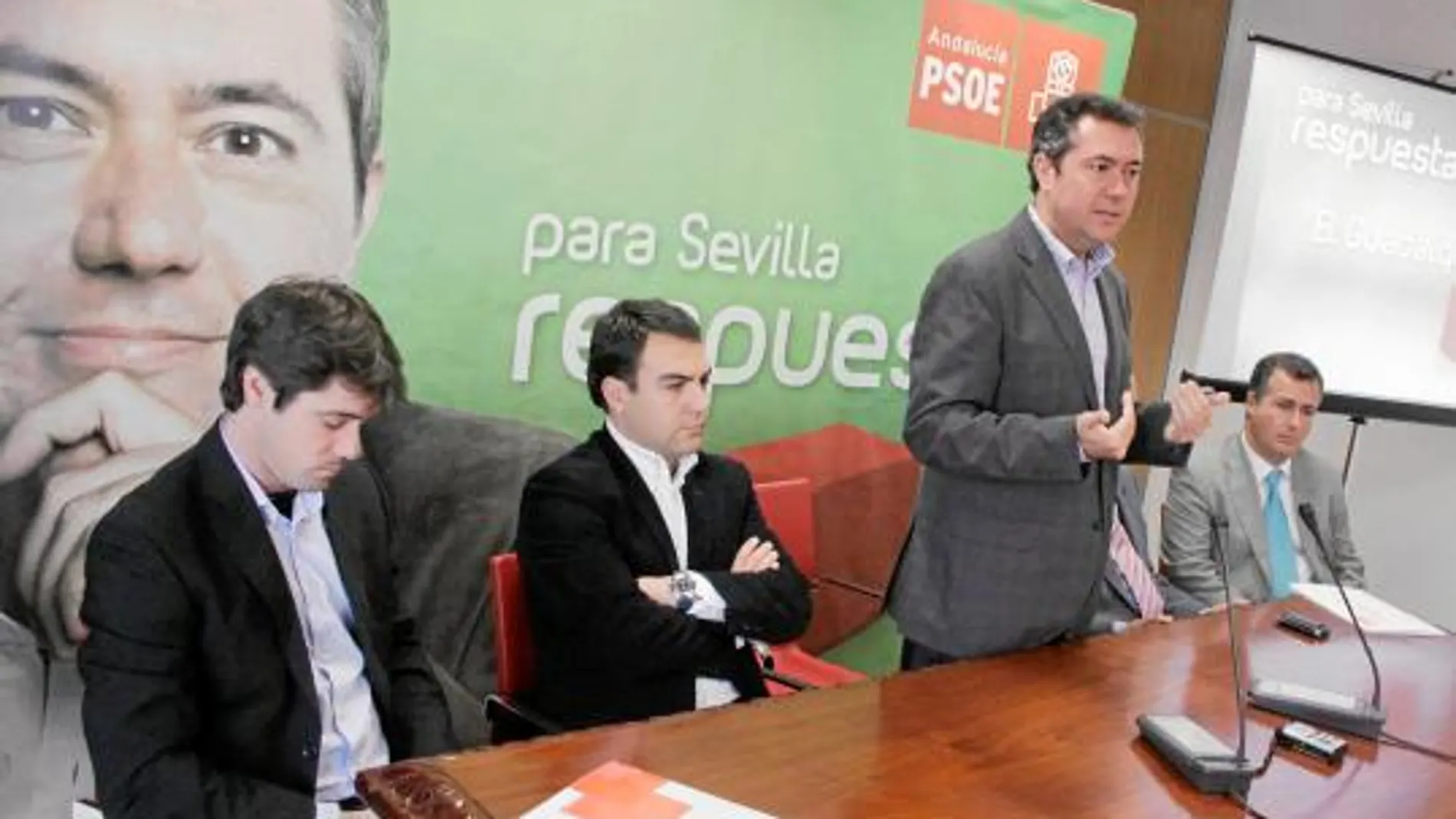 El candidato del PSOE, Juan Espadas, rodeado de sus compañeros de filas David Guevara, Alberto Moriñas y Juan Carlos Cabrera