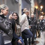 Muchos vecinos han visto afectado su descanso por el incremento de los decibelios en las calles, que se llenan de fumadores que buscan un lugar para encender un pitillo