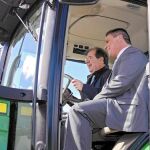 El presidente de la Junta, Juan Vicente Herrera, se sube a un tractor en la Feria Agraria de Valencia de Don Juan