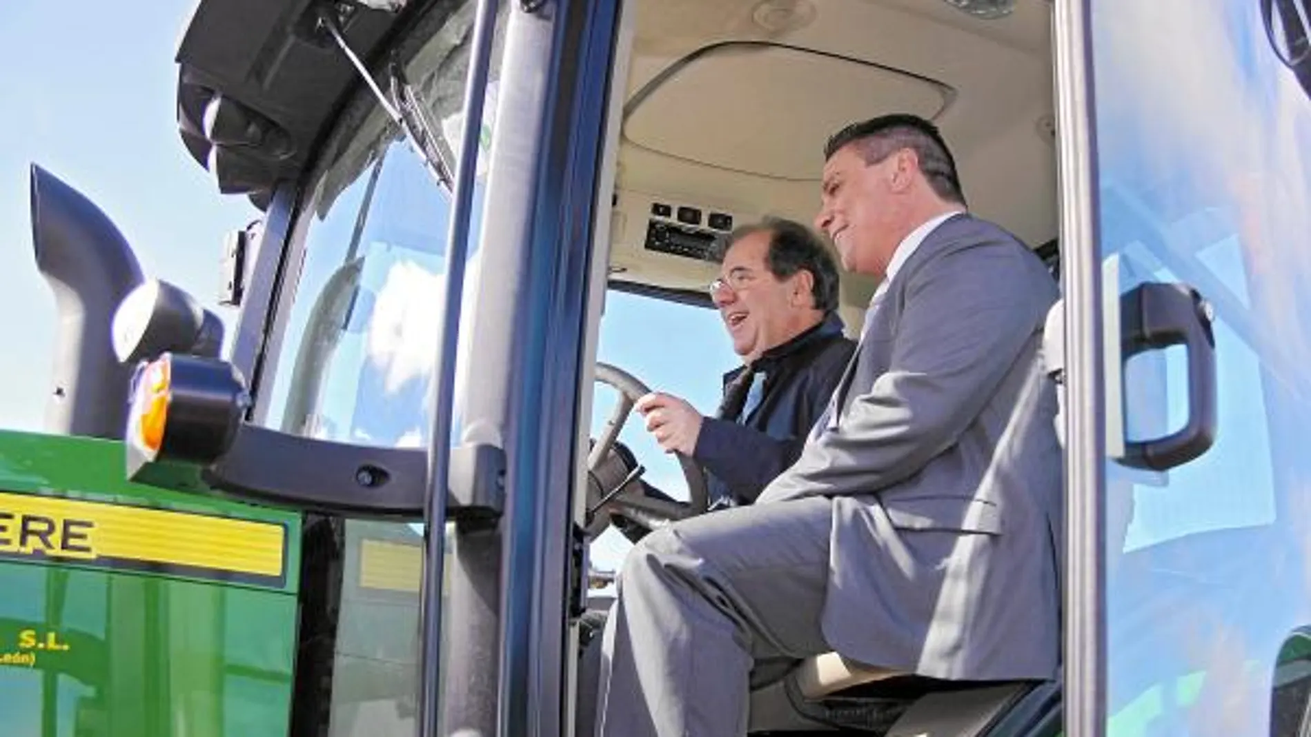 El presidente de la Junta, Juan Vicente Herrera, se sube a un tractor en la Feria Agraria de Valencia de Don Juan