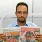 ANTONIO HERNANDO sostiene dos periódicos en el vídeo