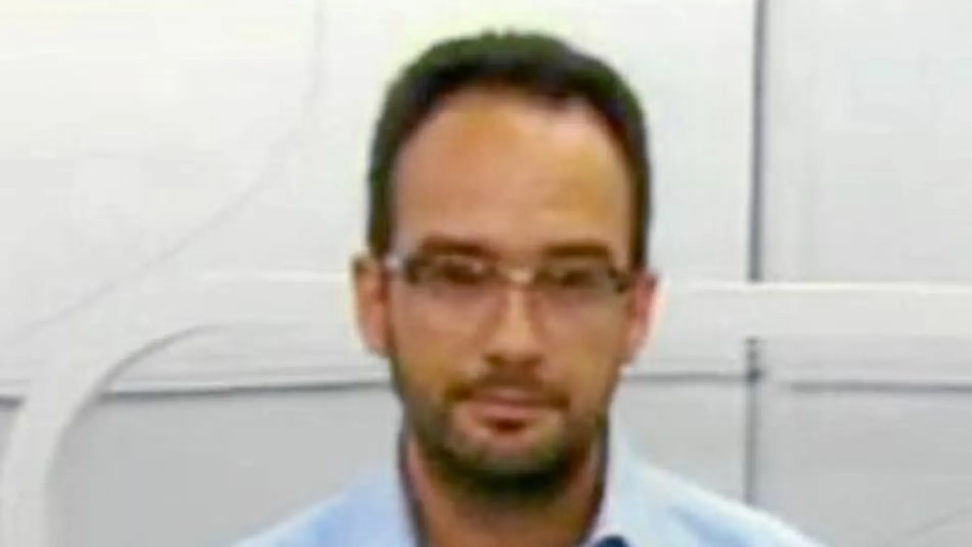 ANTONIO HERNANDO sostiene dos periódicos en el vídeo
