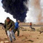 El enclave petrolero de Ras Lanuf, a unos 350 kilómetros al este de Bengasi, sufrió ayer los bombardeos de la aviación de Gadafi. Un ataque que fue contestado de inmediato por las baterías antiaéreas de los rebeldes