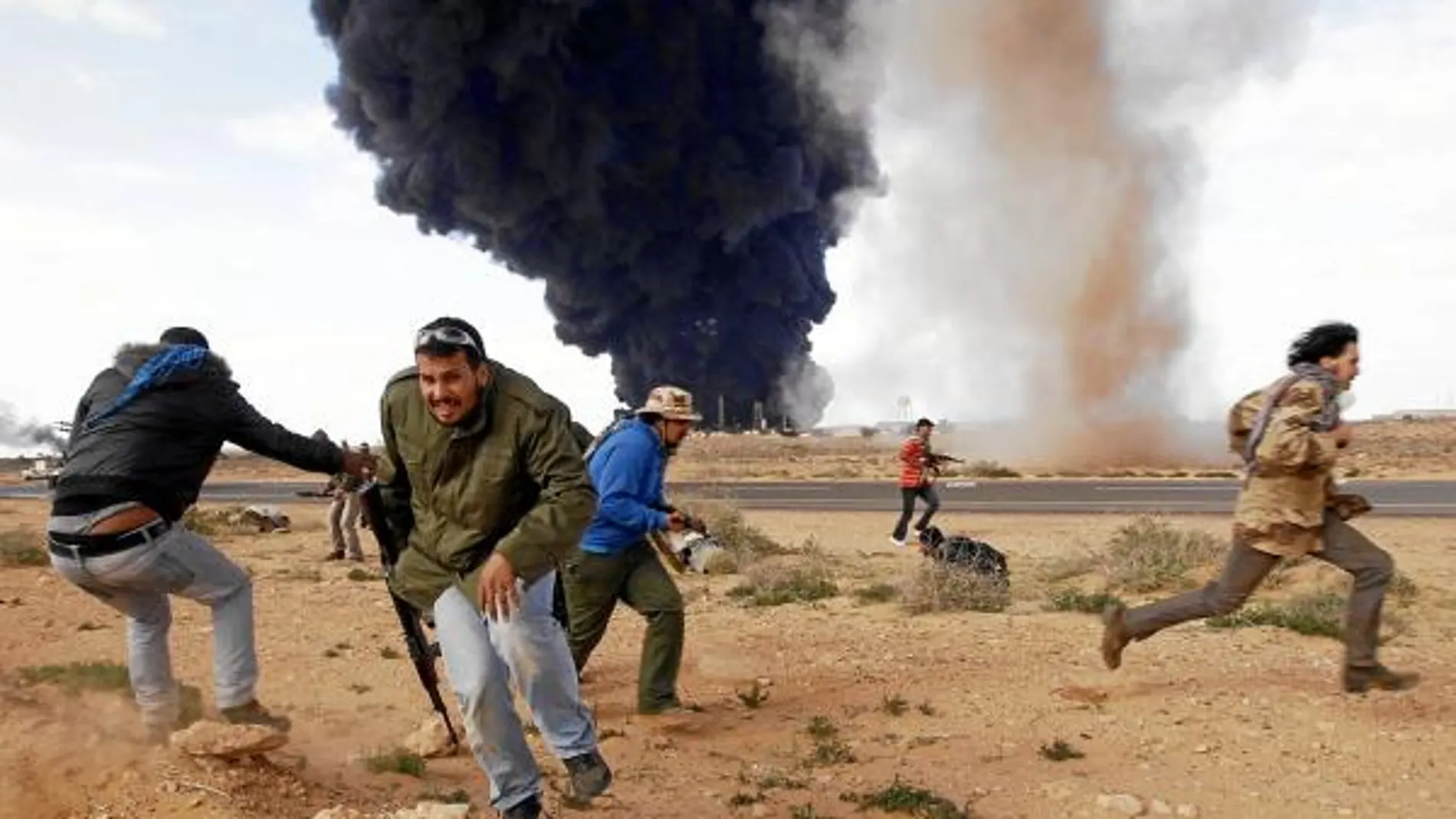 El enclave petrolero de Ras Lanuf, a unos 350 kilómetros al este de Bengasi, sufrió ayer los bombardeos de la aviación de Gadafi. Un ataque que fue contestado de inmediato por las baterías antiaéreas de los rebeldes