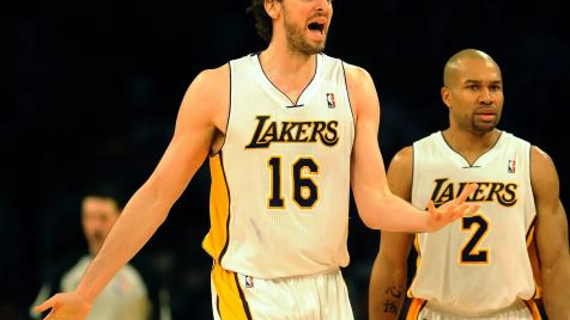El jugador de los Lakers Pau Gasol (i)