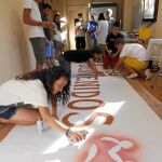 Un «puenting» especial: Los jóvenes de la Congregación Mariana de la Asunción preparan una de las pancartas que se verán en los 24 puentes por los que pasará el Papamóvil en agosto, dentro de la iniciativa «Puenting» de la JMJ.