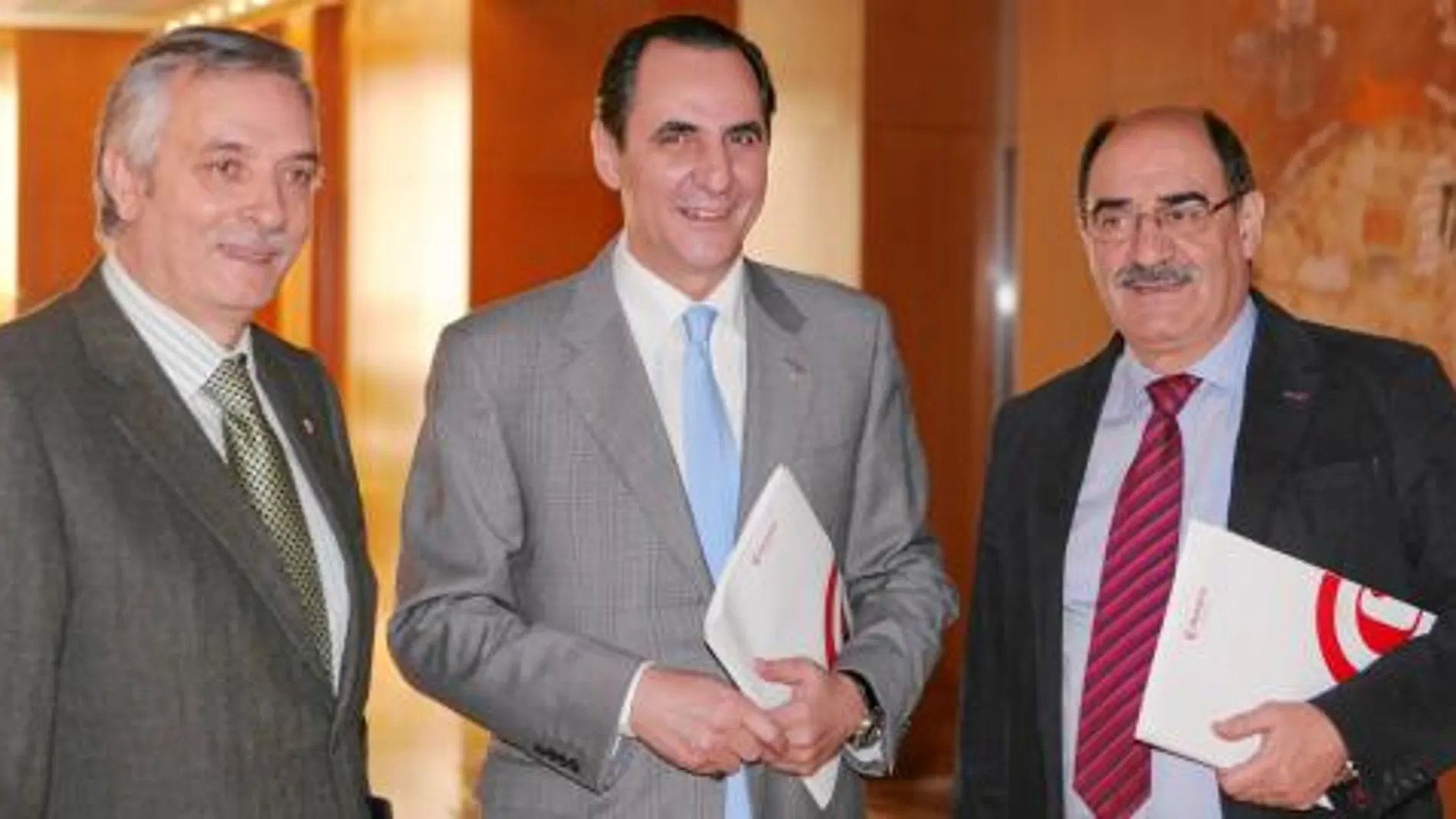 José Rolando Álvarez junto a los alcaldes de Medina de Rioseco y Medina del Campo, Artemio Domínguez y Crescencio Martín, respectivamente