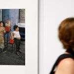 Una mujer pasa ante una de las obras de Helen Levitt que PhotoEspaña 2010