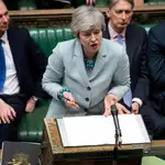  El Parlamento arrebata el timón del Brexit a May con la dimisión de tres miembros de su Gobierno