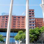 Pancartas contra los recortes y el Govern llenan pasillos, escaleras, puertas y paredes de todo el Hospital de Vall d'Hebron