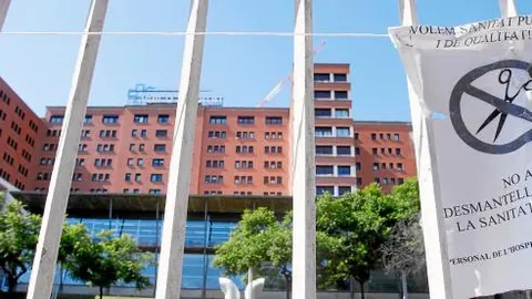 Pancartas contra los recortes y el Govern llenan pasillos, escaleras, puertas y paredes de todo el Hospital de Vall d'Hebron