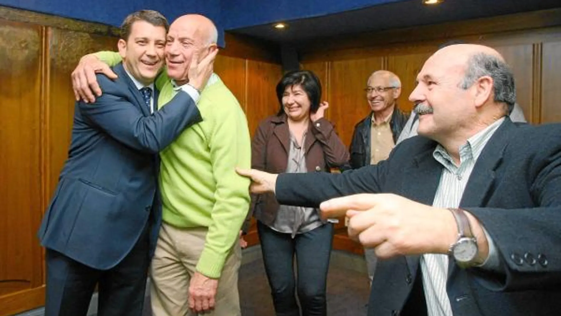 El alcalde de Ponferrada, Carlos López Riesco, saluda cariñosamente al concejal de Deportes, Emilio Villanueva