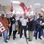 Un grupo de trabajadores grita consignas