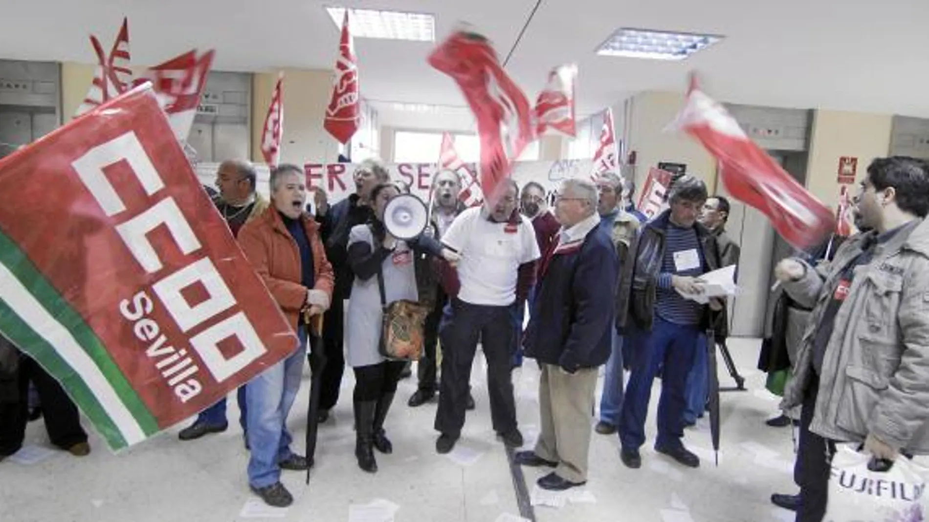 Un grupo de trabajadores grita consignas