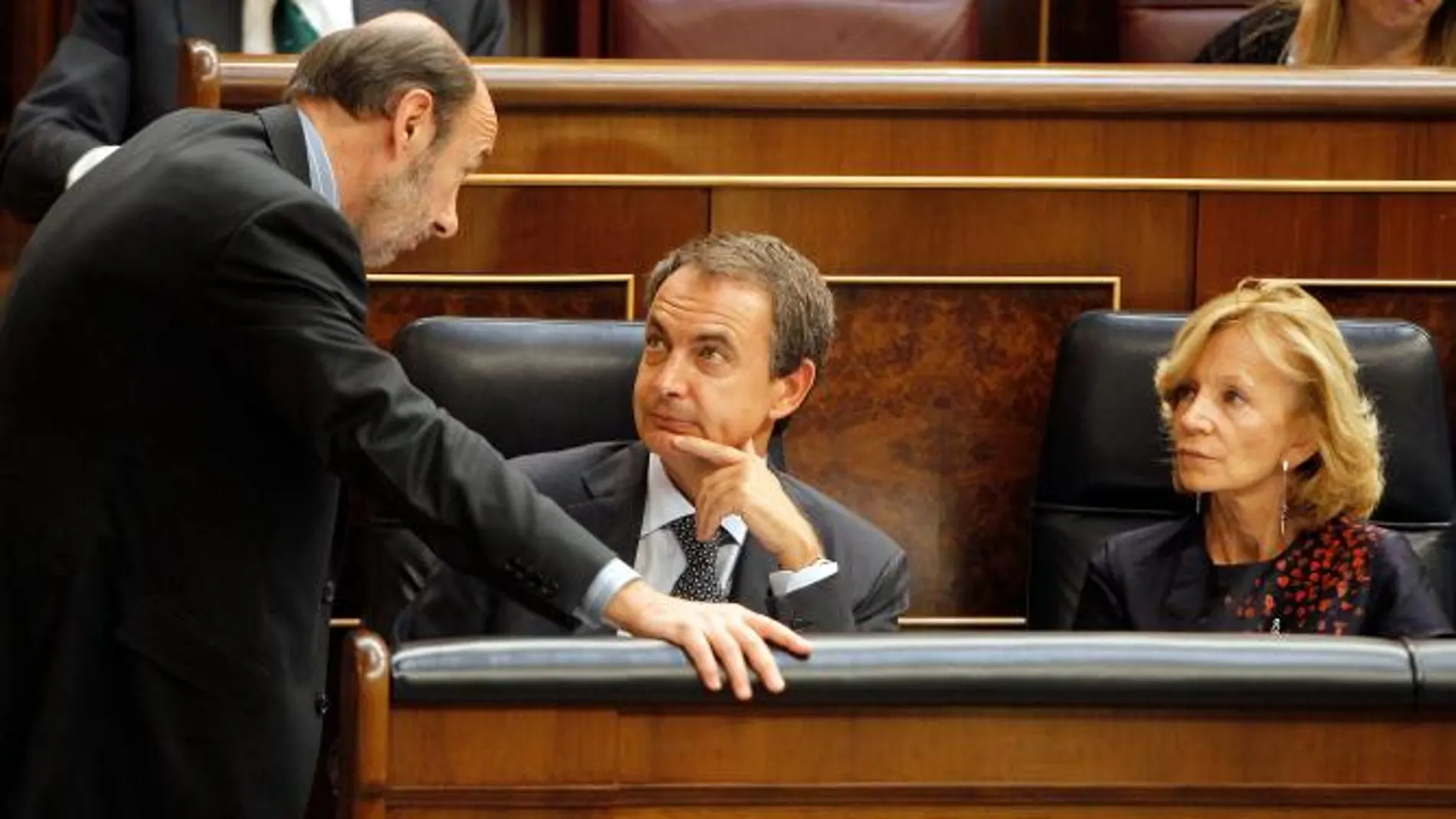 El presidente del Gobierno y la vicepresidenta, Elena Salgado, conversan con Alfredo Pérez Rubalcaba