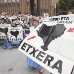 Pese a la prohibición del Gobierno vasco, cerca de trescientas personas se concentraron ayer en las escalinatas de la catedral nueva de Vitoria para pedir la libertad de los presos de ETA.