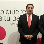 Los copresidentes de Banca Cívica, Antonio Pulido y Enrique Goñi, presentaron ayer su nueva estrategia para captar clientes