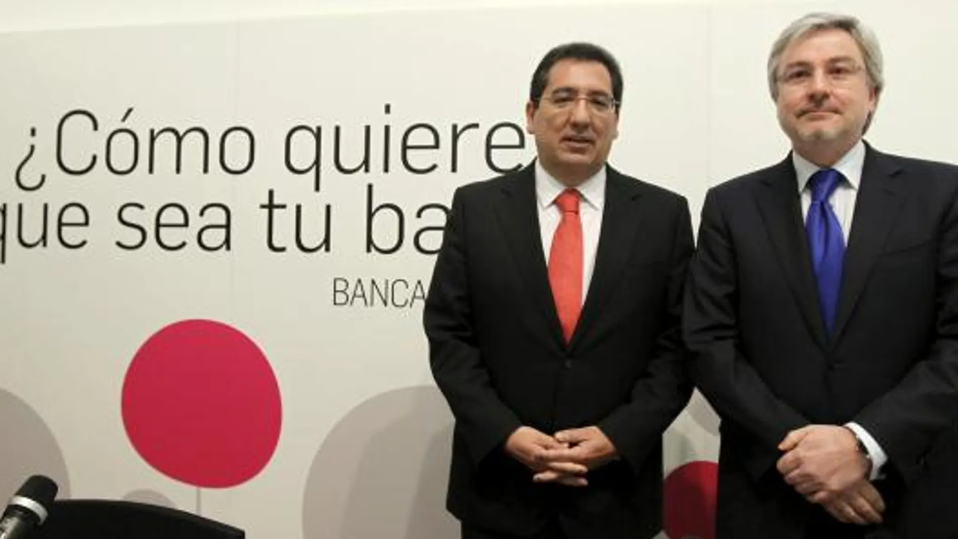 Los copresidentes de Banca Cívica, Antonio Pulido y Enrique Goñi, presentaron ayer su nueva estrategia para captar clientes
