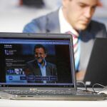 Un asistente a la convención visualiza la web de Rajoy