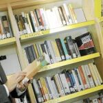 NUEVO CURSO. Ignacio González presentó ayer el servicio de 13 bibliobuses que recorrerá la región con más de 200 paradas