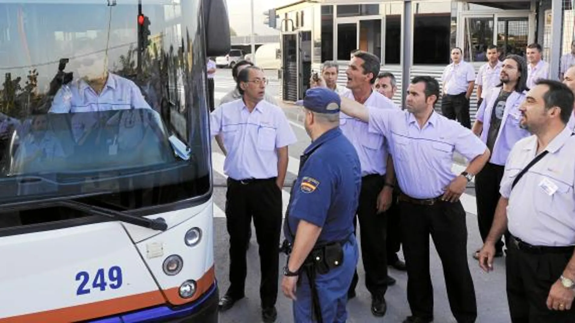 El único autobús que realizó su recorrido habitual (Santomera-Murcia), cuyo conductor fue increpado por sus compañeros a la salida de las cocheras de Latbus
