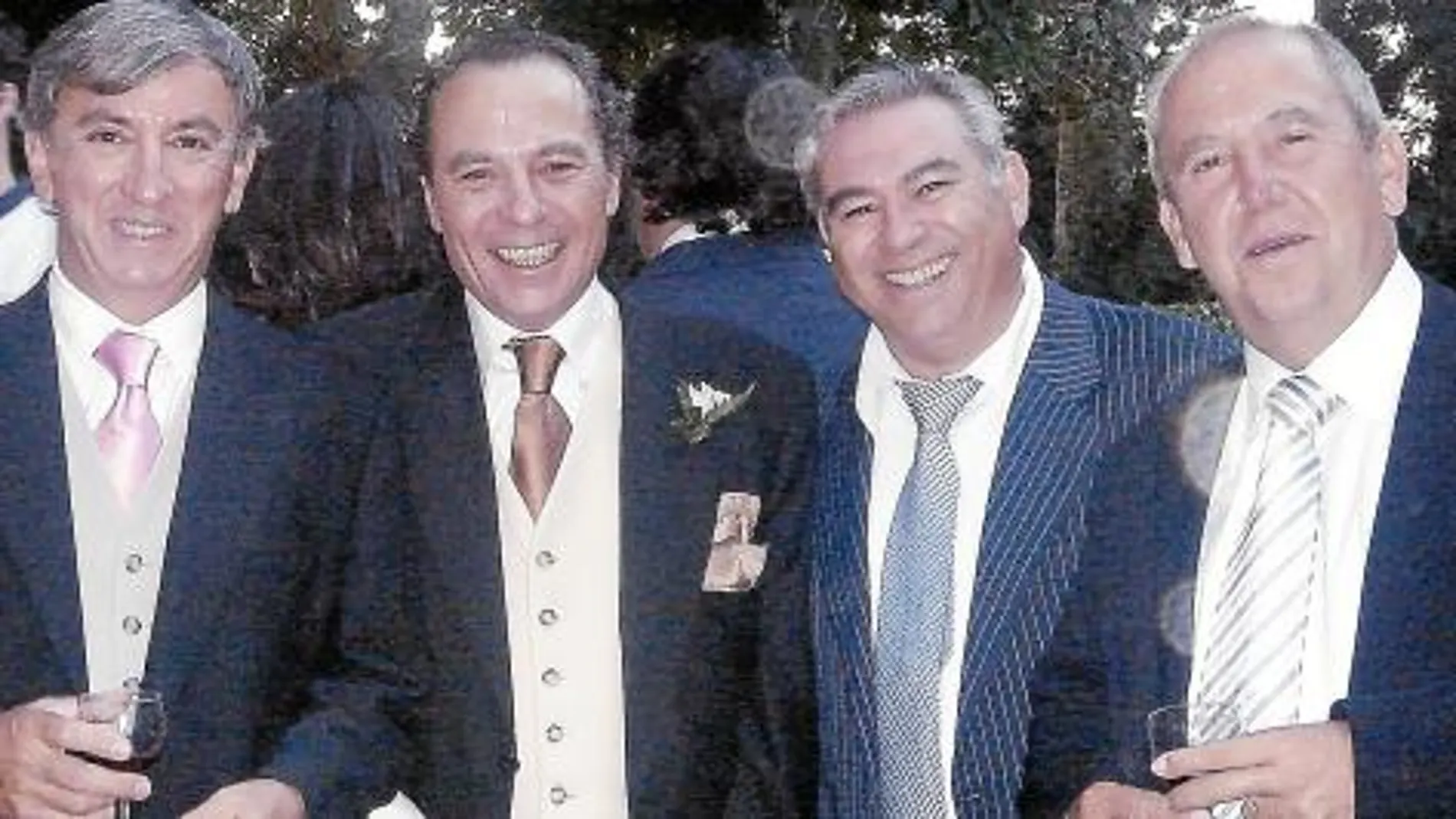 De izquierda a derecha: Núñez, Venancio Morales (administrador de Metro Cuadrado Global) y José Carlos Gómez, en la boda de Venancio en 2007.