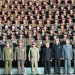 El dictador de Corea del Norte Kim Jong-il, en el centro de la foto, con su ejército. Su heredero es Kim Jong-un, cuarto por la izquierda