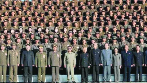El dictador de Corea del Norte Kim Jong-il, en el centro de la foto, con su ejército. Su heredero es Kim Jong-un, cuarto por la izquierda