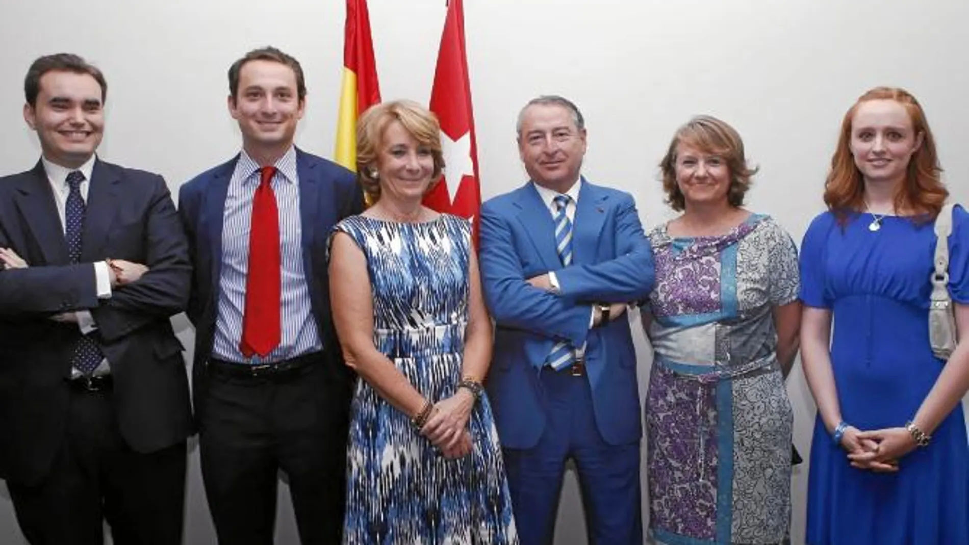 José Antonio Sánchez (centro), ayer, acompañado por su familia y la presidenta de la Comunidad de Madrid