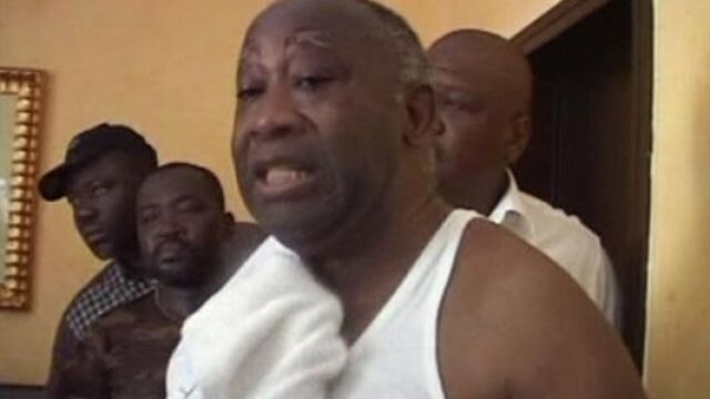Imagen de la televisión marfileña de Laurent Gbagbo tras ser detenido