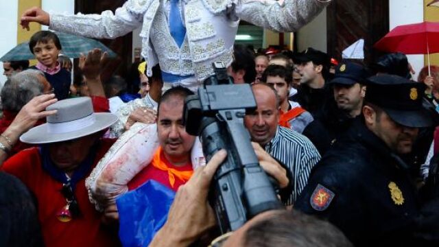 Del Álamo sale a hombros en Santander tras cortar dos orejas