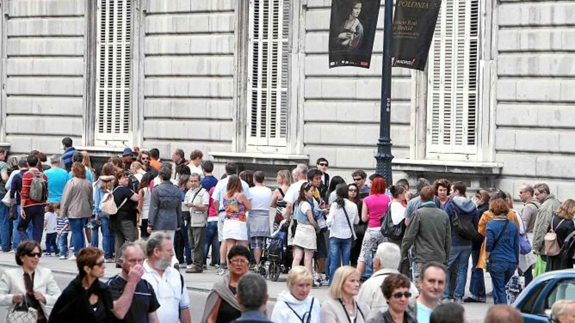 La llegada a Madrid de La «Dama del armiño» de Leonardo da Vinci ha despertado una gran expectación. El público acudió desde el primer día al Palacio Real de Madrid para poder contemplarla, como puede observarse en la fotografía de al lado.