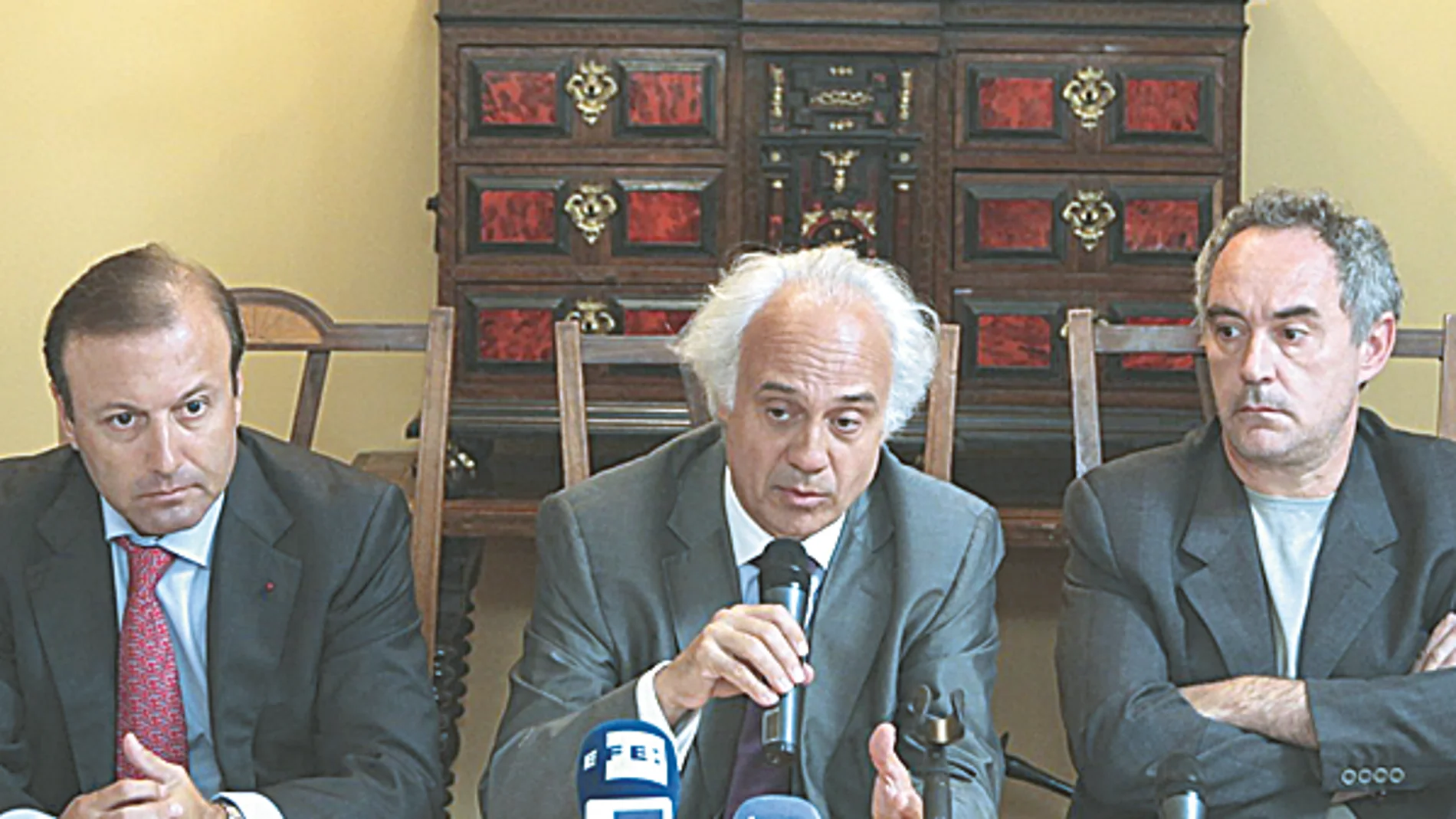 De izquierda a derecha, Joan Mesquida, secretario de Turismo y Comercio Interior; Félix de Paz, director de la Oficina Española de Turismo en Moscú, y el chef Ferrán Adriá