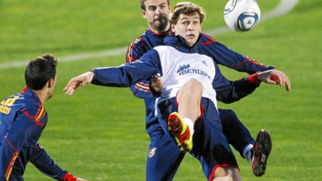 Fernando Llorente intenta controlar una pelota ante el acoso de Piqué
