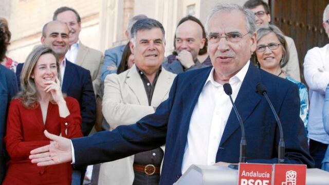 Alfonso Guerra, cabeza de lista por Sevilla en las elecciones del 20-N, ayer en la Isla de la Cartuja