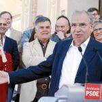 Alfonso Guerra, cabeza de lista por Sevilla en las elecciones del 20-N, ayer en la Isla de la Cartuja